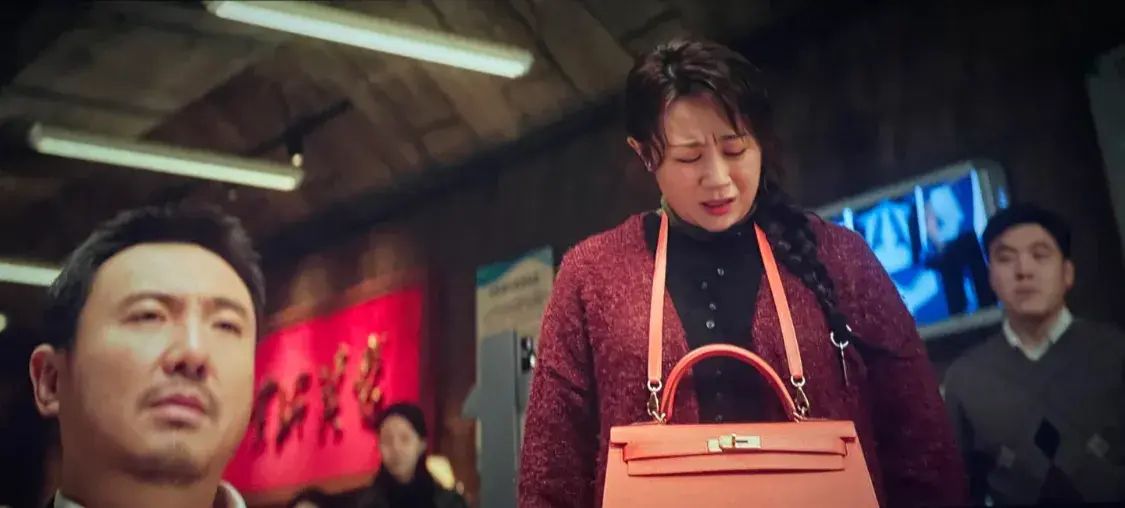 马丽在电影《抓娃娃》里扎巴黎世家的头绳，爱马仕橙色包包火了