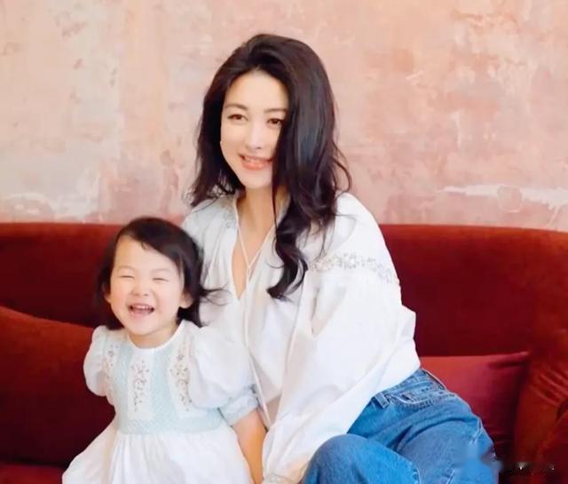 朱珠一家三口逛环球影城被偶遇,网友:3岁珠宝很可爱,朱珠好瘦