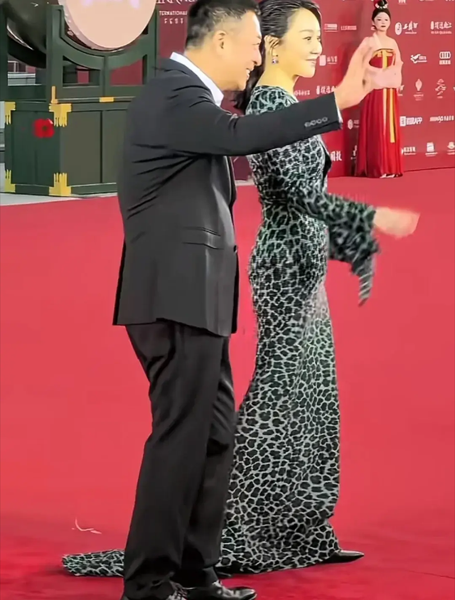 西安这晚，王大治和苗圃同框，胖到差点认不出，闫妮这身材绝了