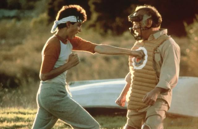 70岁成龙再战好莱坞!功夫新片首曝海报,头发花白,他演隐藏高手