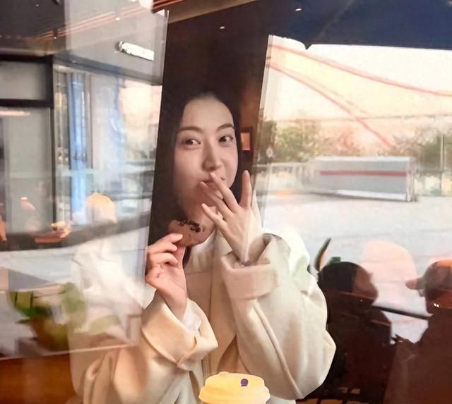 36岁景甜增肥后判若两人！白大衣下满脸胶原美到难认