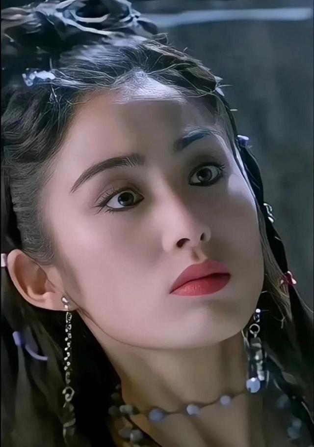 55岁张敏被爆长居泰国,与小10岁男友在清迈买房,看起来瘦得脱相