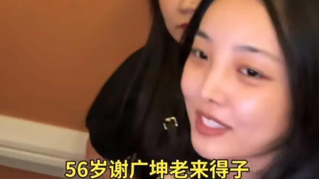 56岁唐鉴军再当爹！高调为儿子举办百日宴，28岁三婚妻子素颜陪同