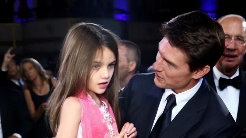 阿汤哥的女儿：身高超1.7米，越长越像父亲，穿衣风格和母亲一样