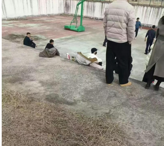 羡慕！杨洋开法拉利回乡过年被偶遇！坐台阶看打篮球超接地气