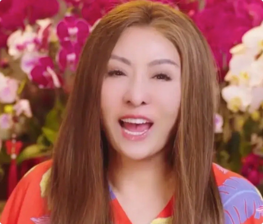 向太新造型翻车,金发披肩五官大变样,近照撞脸网红“浪胃仙”