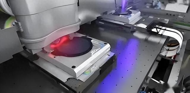 美梦被打醒！中国国产光刻机官宣后，美国怒砸30亿赶超新能源汽车