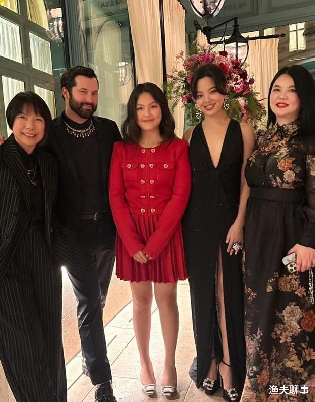 15岁打扮成熟像35岁!王诗龄亮相巴黎时装周,网友直呼认不出