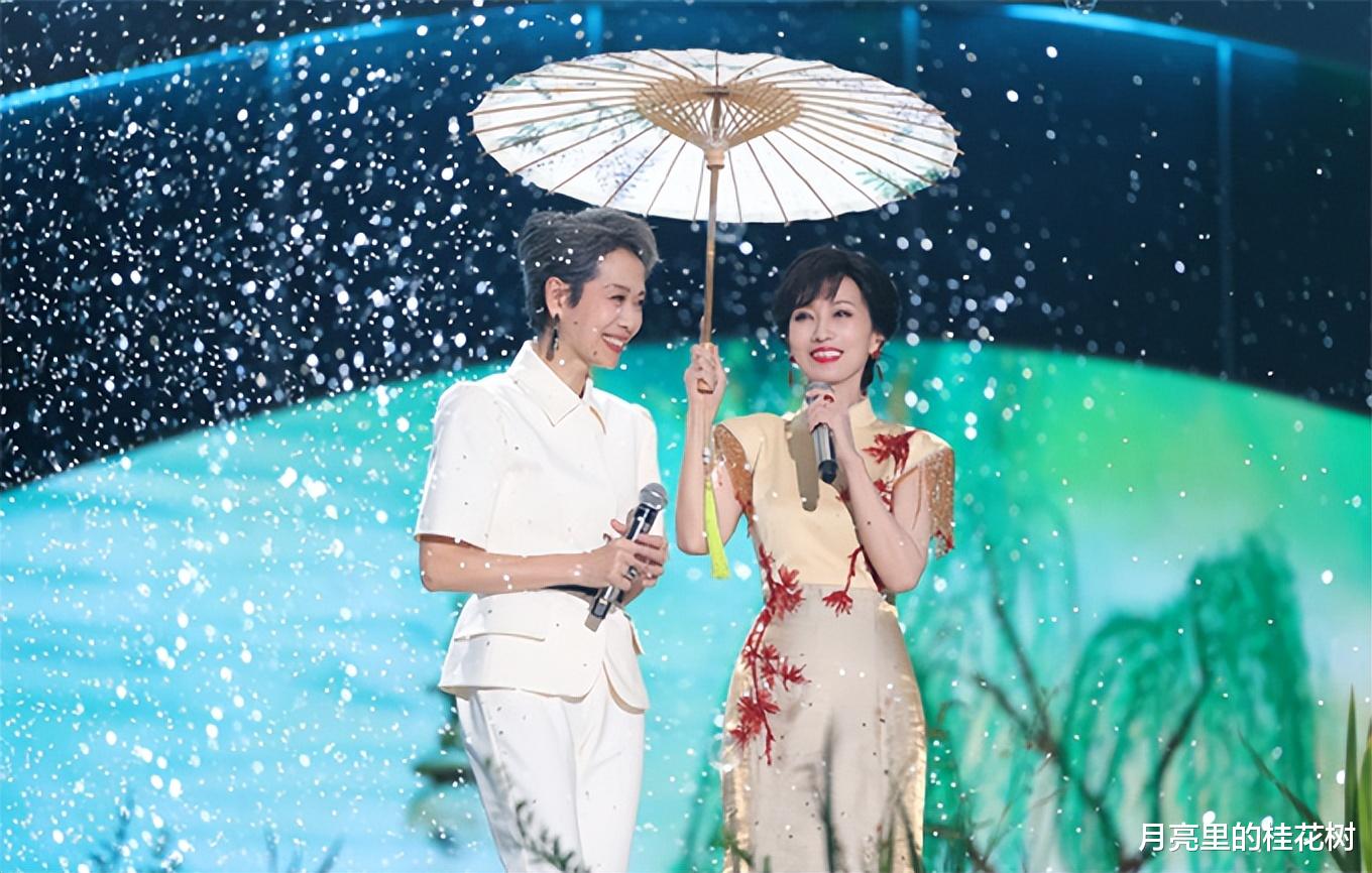 7月21赵雅芝叶童重现打伞名场面,芝姐现场撒娇,糖分超标