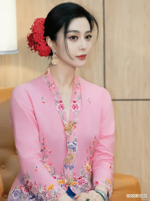 43岁范冰冰在海外彻底放开，金礼服搭吊带裙秀蜜桃身材，气场全开成“沙漠女王”