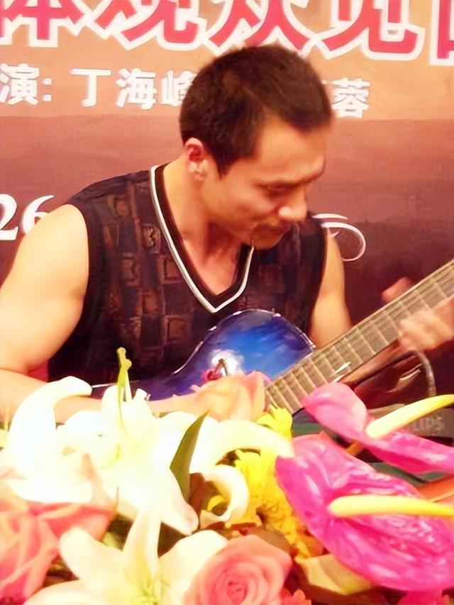 54岁“武松”丁海峰曝光:在美国树林砍柴烤肉,美国豪宅尽显气派