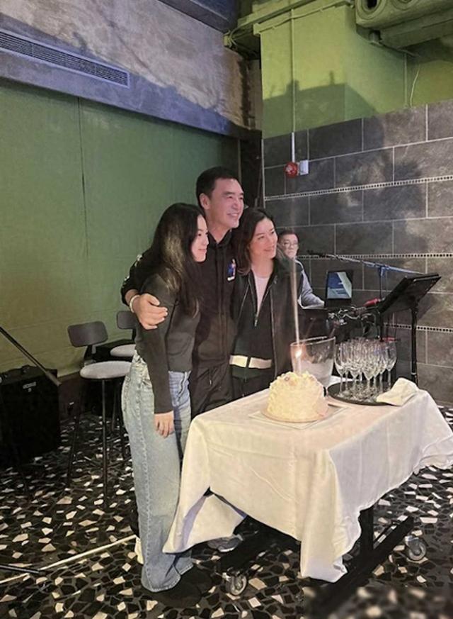 梁家辉为钟镇涛庆祝71岁生日，两人合唱很尽兴，相识50年情如