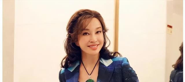 刘晓庆首次回应“同时交8个男友”：我体力没那么好，太吓人了