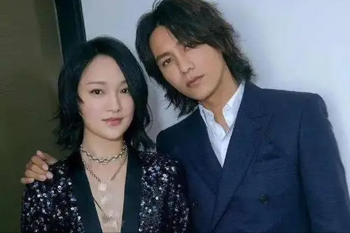 陈坤儿子已成年,容貌开始显现母亲基因,像谁可以认得出吗?