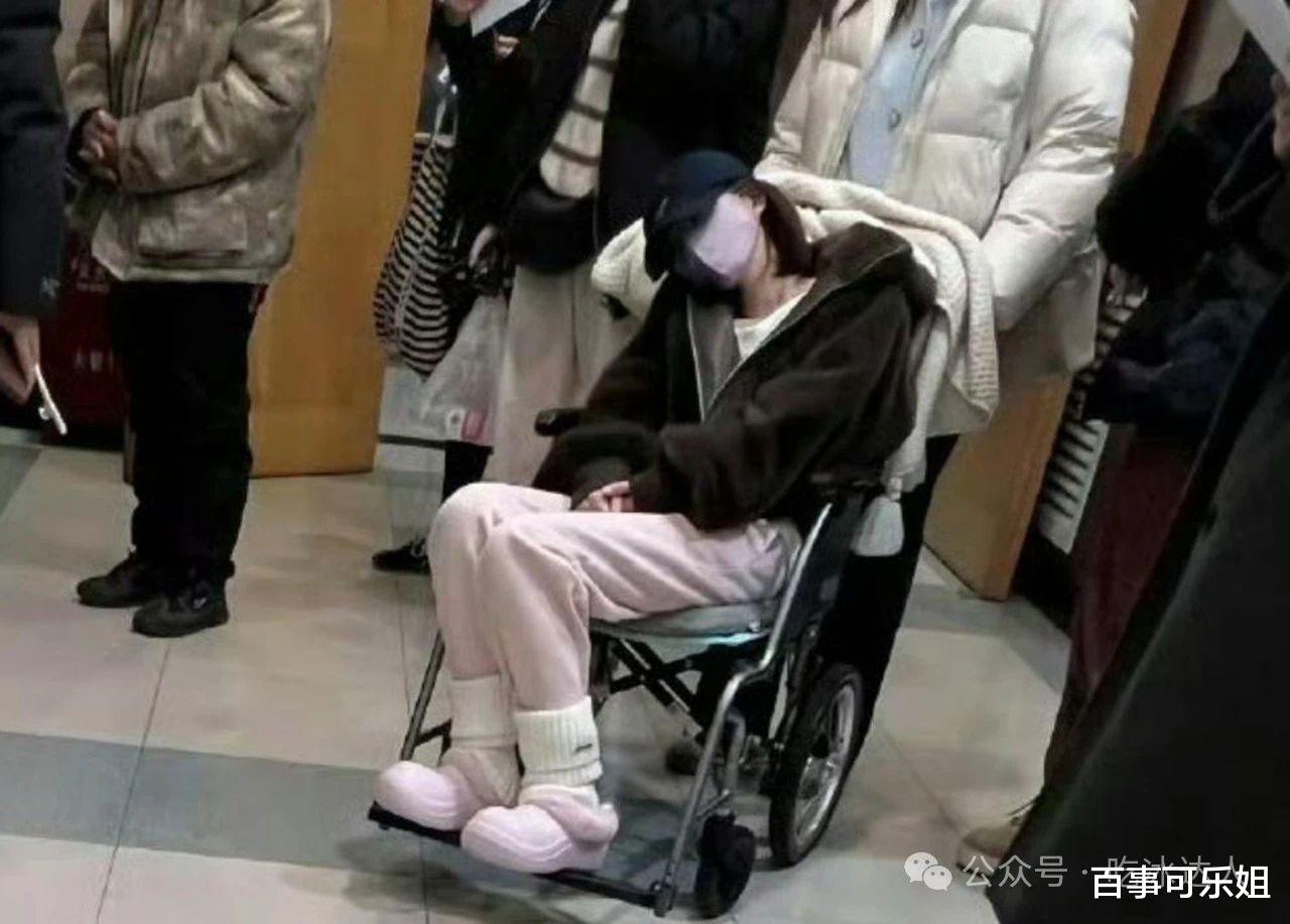 赵露思出院后被偶遇做美甲，疑似减肥过度，近照消瘦，新剧传出疑似停拍消息。