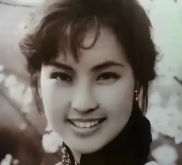 刘晓庆18岁当知青时的照片曝光,美翻全场!难怪她敢一辈子演少女