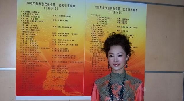 吕薇|她被誉为军中花仙子,连续15年上春晚,男友患癌离世,53岁仍单身