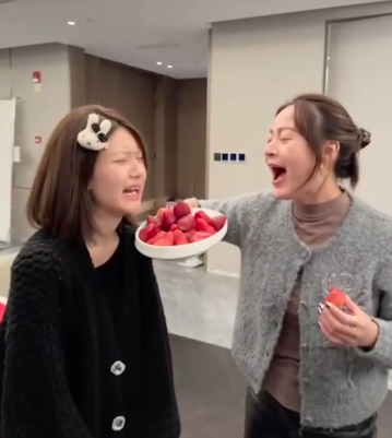 赵露思患重病后首发复健视频:蹒跚学步,抓不稳勺子,吞咽困难