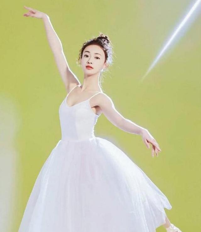 “于妈”力捧吴谨言:出门带30个保镖,被央视批评,凭啥再度翻红