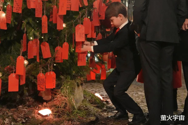 威尔士仨萌娃久违同框亮相,11岁乔治长腿惹眼,6岁路易感谢外公外婆