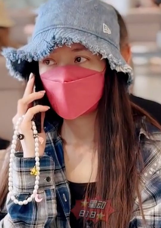 郭碧婷现身机场，打扮素雅低调，手上的珍珠项链抢镜，价格不菲