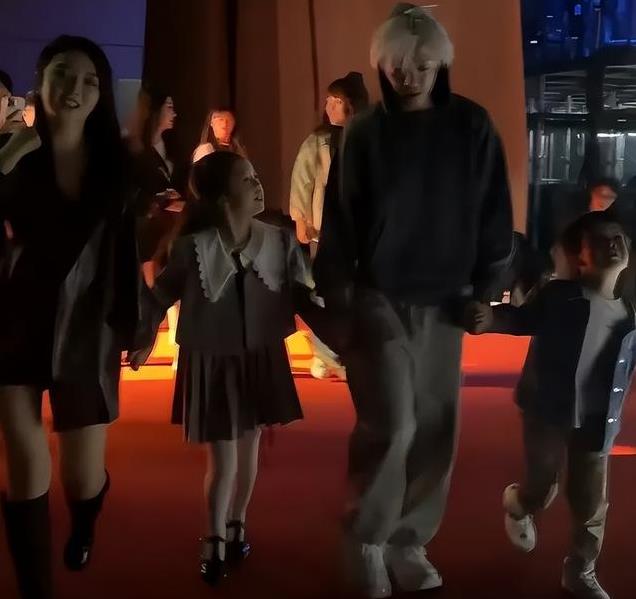 离婚4年后首次合体,承认离婚不离家,网友喊话:李行亮快学学!