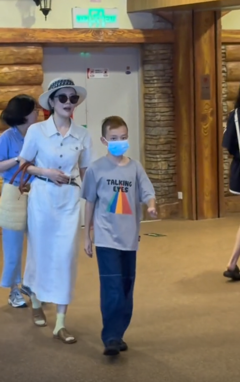 汪涵9岁儿子和妈妈逛街被偶遇,头顶黄毛发稀少,网友:压力太大