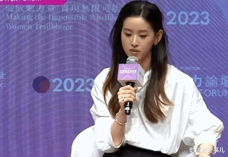 富豪老婆章泽天开挂的30岁,穿白衬衫+阔腿裤,中长发型气质惊艳