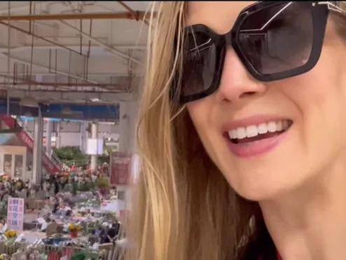 曾因《消失的她》出名,控诉邦女郎试镜脱衣,如今她却靠鸡娃爆火