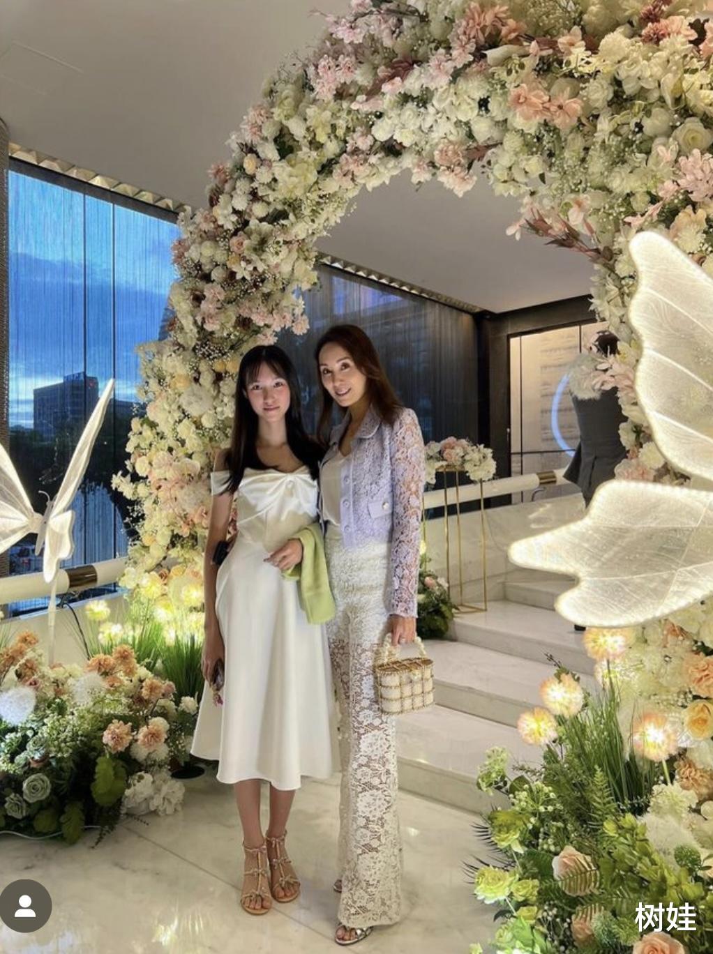 郭可盈全家赴校长荣休宴，14岁女儿穿白裙好清纯，长相甜美成校花