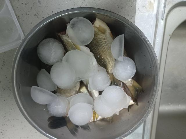 为了不让我换新电瓶,老婆陪我去钓鱼,只钓了三个小时不过瘾