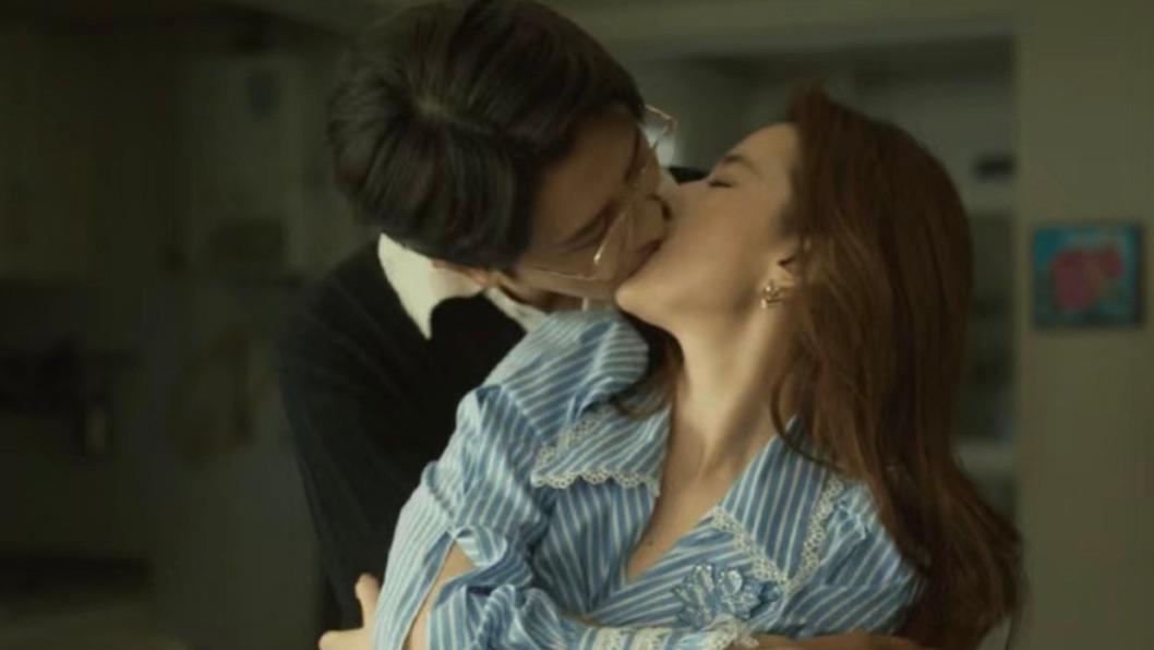 刘亦菲彭冠英背后抱吻戏，评论区炸锅了！