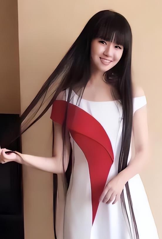 有种“整容”叫长大，11年前春晚一转成名的小彩旗，如今像换个人