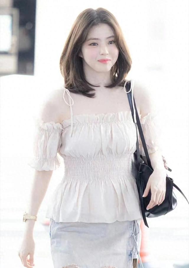 韩素希短发造型好萌妹,机场路透秀大长腿,无意暴露大腿内侧纹身