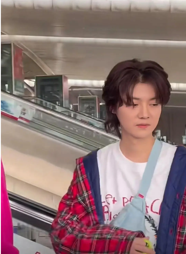 鹿晗手生烂疮疑染病?和关晓彤多次传出婚讯,和邓超在泳池亲密