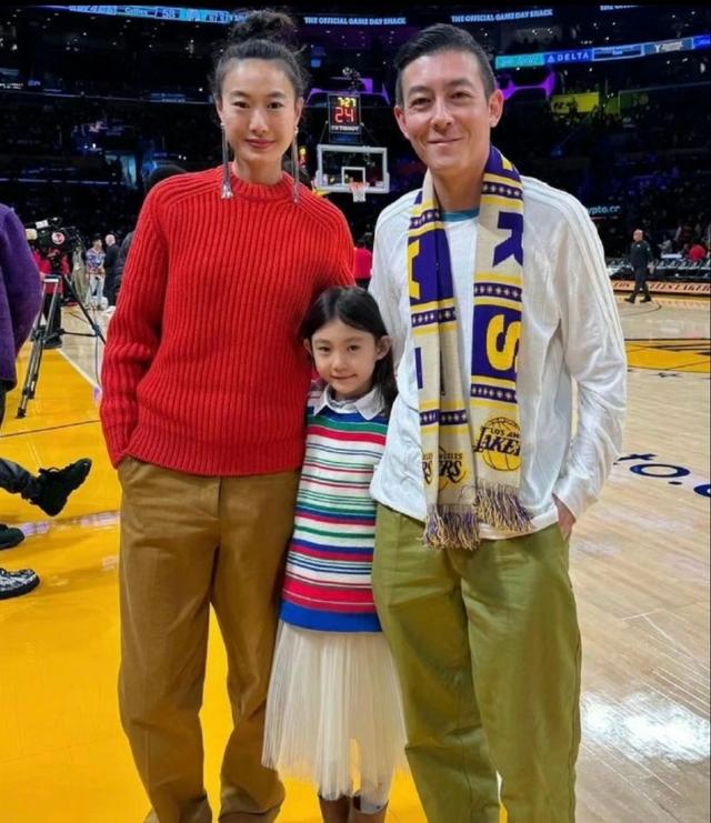 陈冠希秦舒培带女儿野餐,家庭幸福尽显!