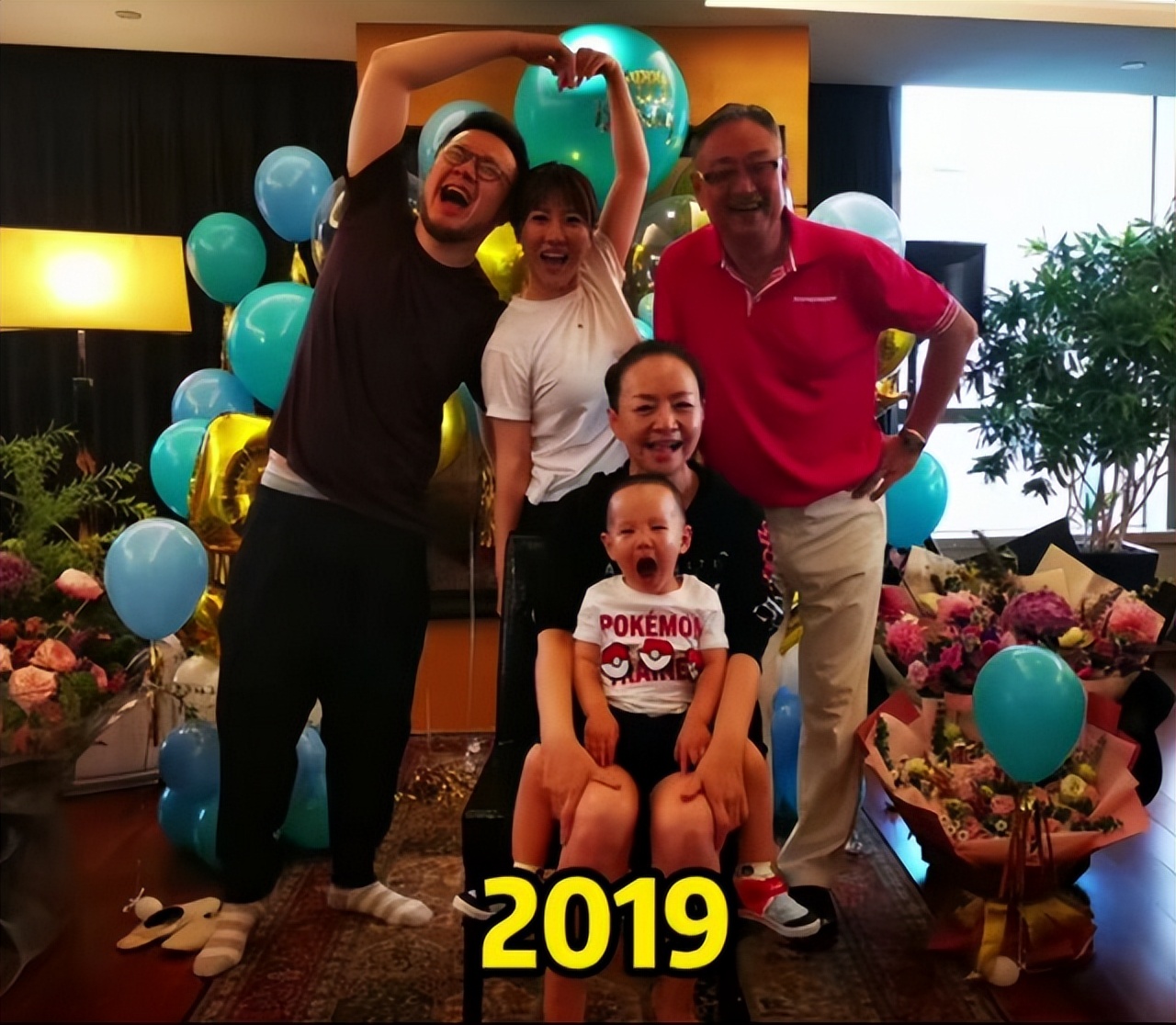 巴图夫妇庆相恋十周年,绝美婚纱照首曝光,宋丹丹怀抱俩孙笑开怀