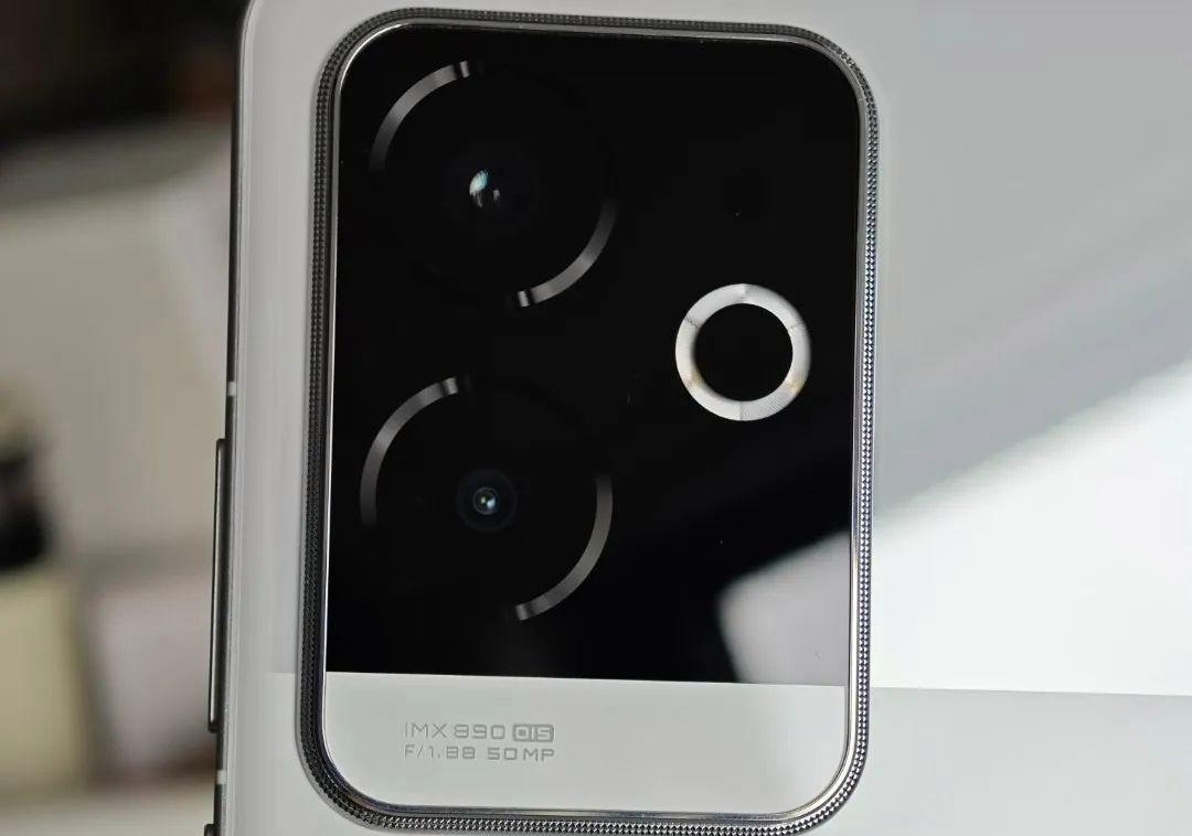 真我加速清仓,骁龙8Gen3+5800mAh电池,旗舰手机降到2499元!