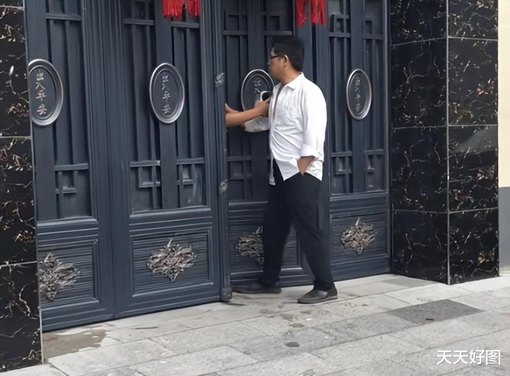 朱之文外出演出,大衣嫂独守空房愤拒男人进门,儿子小伟视而不见