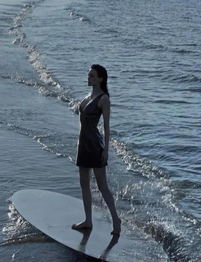 47岁舒淇海滩生图身材轮廓太丝滑了!蚊帐遮体也美成维纳斯女神