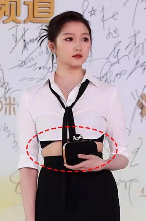 是造型师不行还是身材不行?关晓彤8次与人撞衫,一次都没有赢过