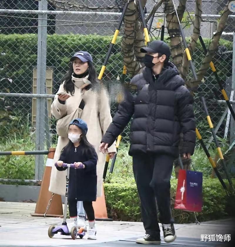 高圆圆骑自行车接女儿，女儿正面照曝光，浓眉小眼长相清秀。