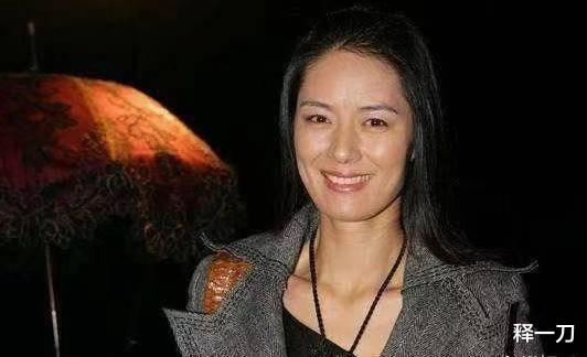 被称为“中国第一美女”，身价亿位却独爱种田，现在49岁隐居