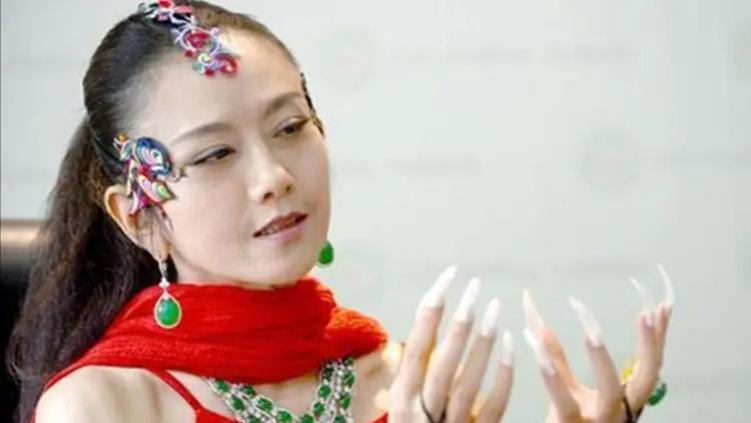 杨丽萍老年叛逆？生活糜乱、靠男助理伺候起居！网友：现实老佛爷