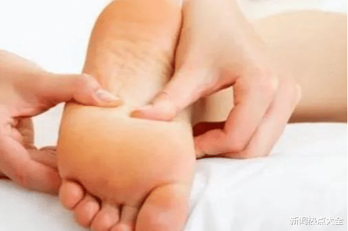 脚底足通谷穴,没事刮一刮,排掉一身瘀浊,经络越干净,身体越健康