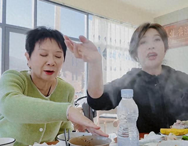 看了74岁刘晓庆的食量，就知道她健步如飞的原因，蔡明：你太厉害