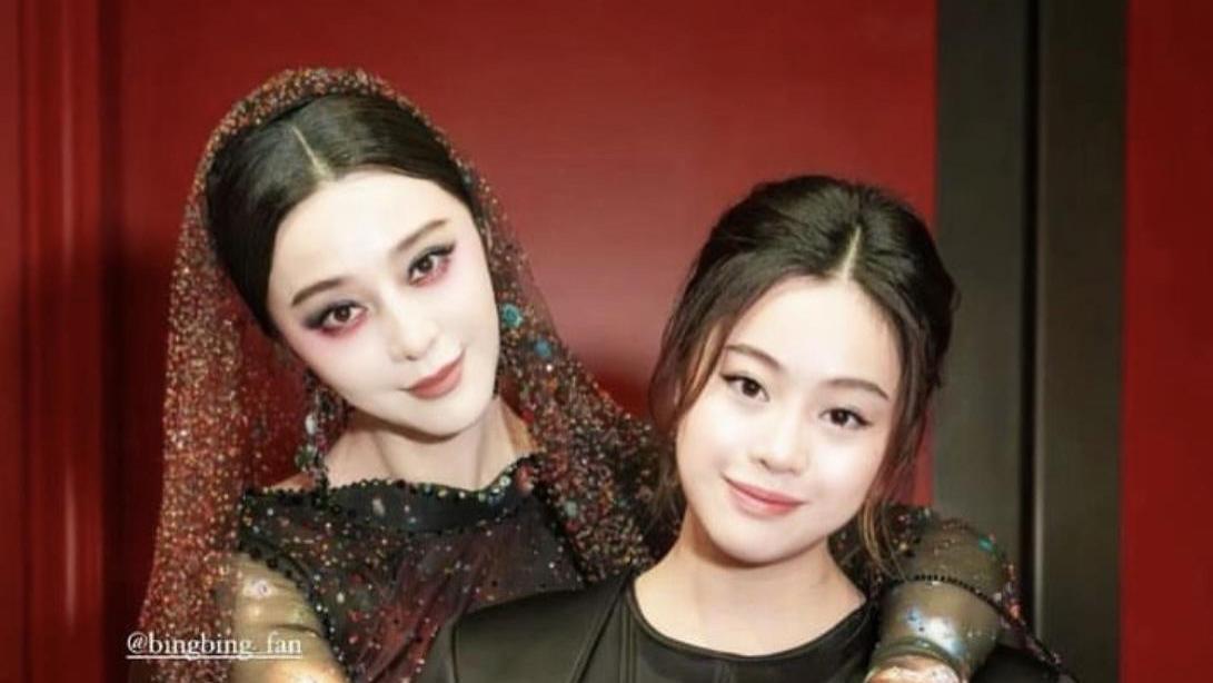 范冰冰在香港走秀，搂着甘比女儿合照，已移居香港住月租65万豪宅