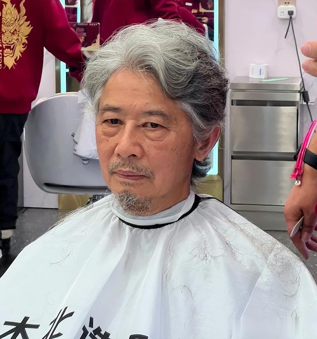 上了年纪的男人，这4种发型要避开，不是显老就是扮嫩，谁留谁丑