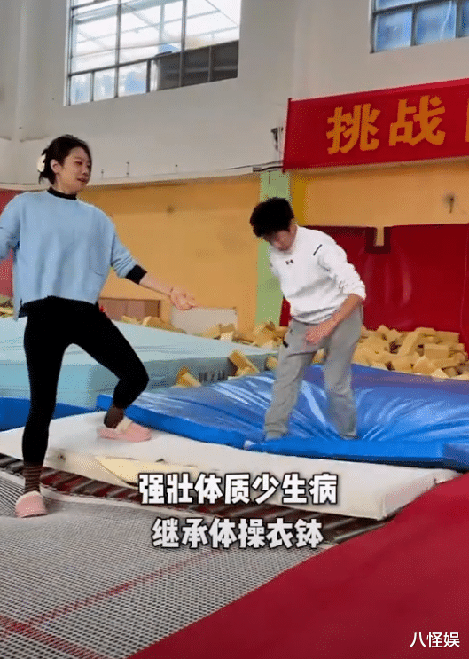 杨威7岁双胞胎女儿爱上拳击，和哥哥一样练出12块腹肌，太优秀