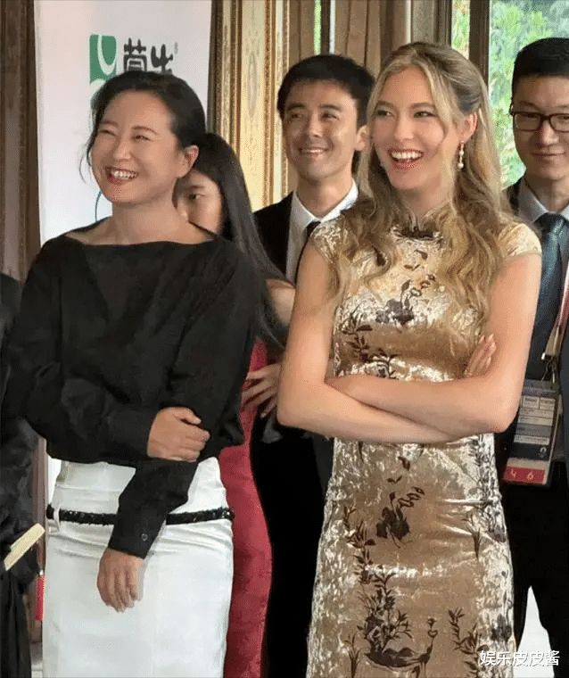 42岁贾玲太有面了,穿几万高定优雅大方,和21岁的谷爱凌如同姐妹